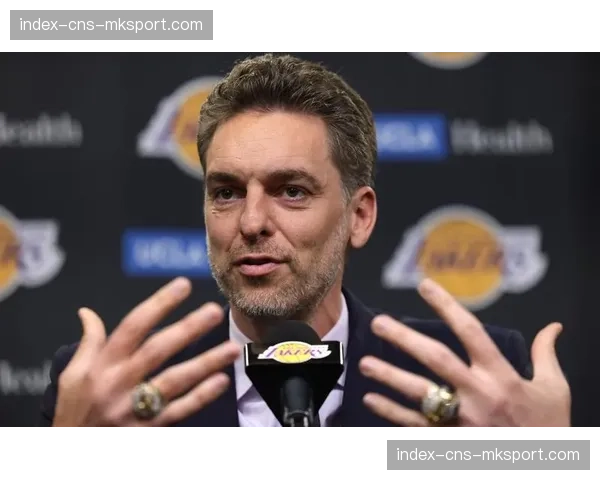 前湖人球星加索尔球衣退役仪式在斯台普斯中心举行